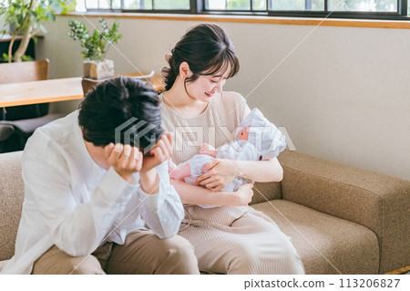 為養育孩子而煩惱的男人和微笑的女人(情侶) 為養育孩子而煩惱的男人和微笑的女人(情侶) 113206827
