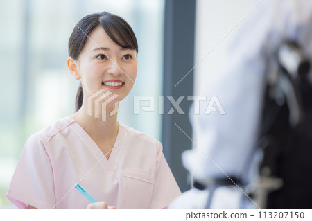 Medical: Nurse talking with patient Photography cooperation “LINK FOREST” Medical: Nurse talking with patient Photography cooperation “LINK FOREST” 113207150
