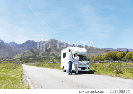 couple traveling by camper 113208205
