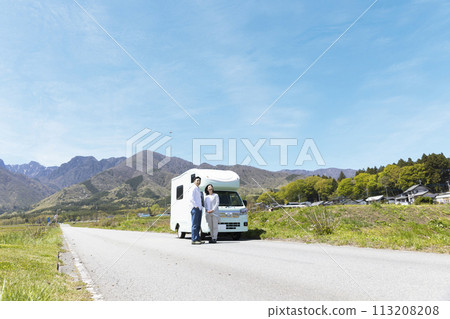 乘露營車旅行的夫婦 113208208