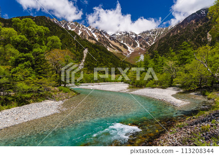 River Azusa flowing through the Kamikochi valley with snowy peaks (Kamikochi, Japan) River Azusa flowing through the Kamikochi valley with snowy peaks (Kamikochi, Japan) 113208344