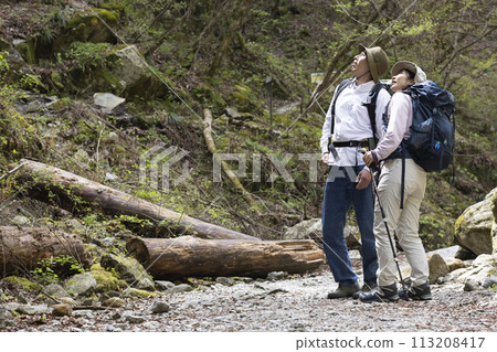 A couple enjoying hiking 113208417