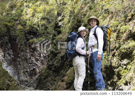 一對夫婦享受徒步旅行 113208649