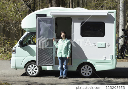 乘露營車旅行的女人 113208653