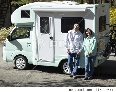 乘露營車旅行的夫婦 113208654