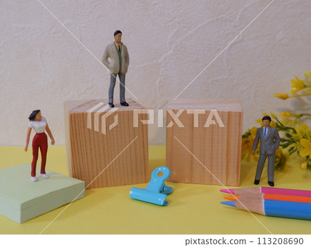 2 cubes text space featured image 113208690