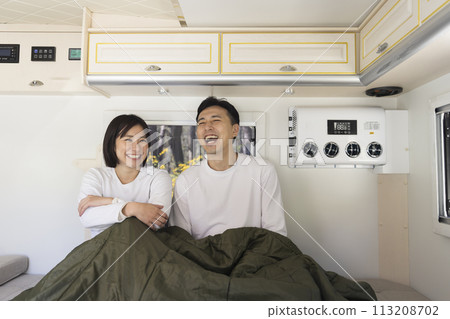 乘露營車旅行的夫婦 113208702