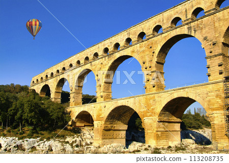 Beautiful view of the Pont du Gard Roman aqueduct 113208735