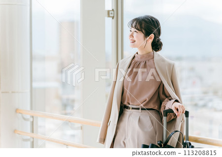 商務女性出差、調動、旅行、人事變動（調動、新生活、搬家、搬到東京、搬遷、分公司） 113208815