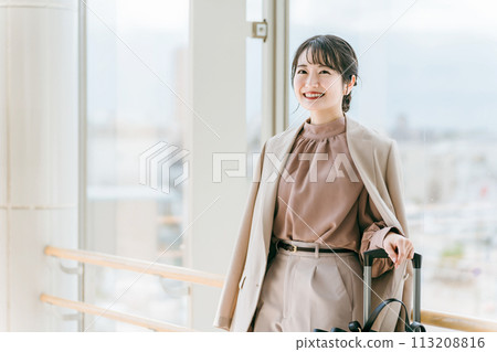 Business women on business trips, transfers, travel, personnel changes (transfer, new life, moving, moving to Tokyo, relocation, branch) 113208816