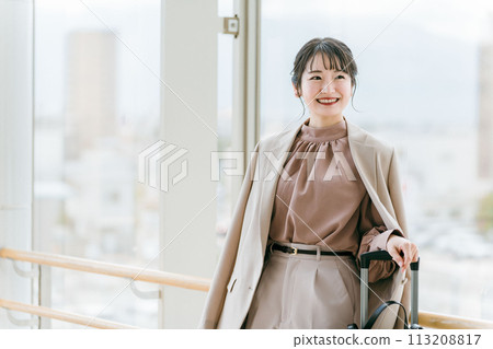 商務女性出差、調動、旅行、人事變動（調動、新生活、搬家、搬到東京、搬遷、分公司） 113208817