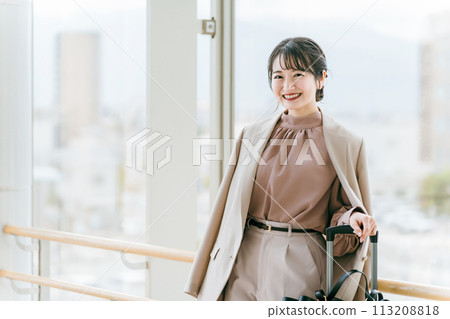 商務女性出差、調動、旅行、人事變動(調動、新生活、搬家、搬到東京、搬遷、分公司) 商務女性出差、調動、旅行、人事變動(調動、新生活、搬家、搬到東京、搬遷、分公司) 113208818