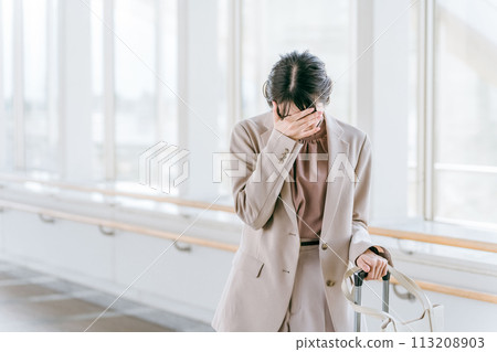 女商人在車站/航站樓大廳哭泣（悲傷/沮喪/分手/轉機） 113208903
