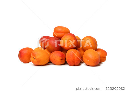 PNG,A bunch of fresh apricots, isolated on white background PNG,A bunch of fresh apricots, isolated on white background 113209082