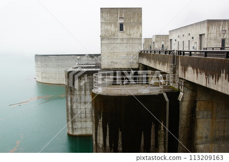 霧中的德山水壩 113209163