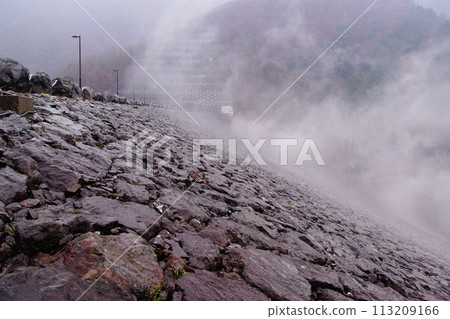 霧中的德山水壩 113209166