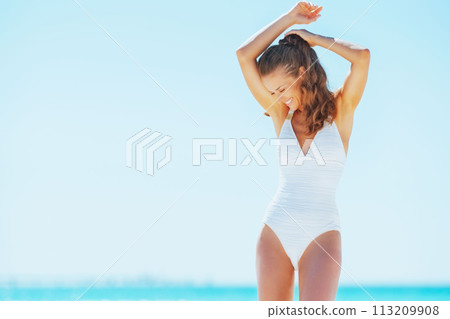 happy young woman having fun time on bea 113209908