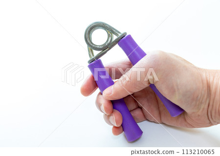 使用握力器來提高右手的握力 113210065