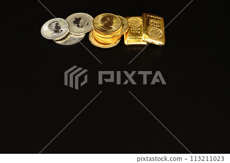 Gold coins and platinum coins that are real assets that shine beautifully Gold coins and platinum coins that are real assets that shine beautifully 113211023