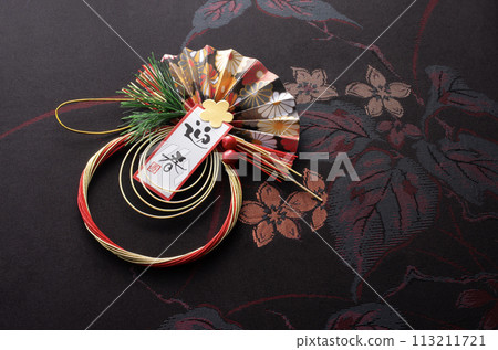New Year's decorations and Japanese-patterned fabric 113211721