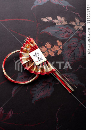 New Year's decorations and Japanese-patterned fabric 113211724