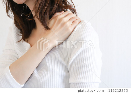 一個女人抱著她的肩膀僵硬的肩膀 一個女人抱著她的肩膀僵硬的肩膀 113212253