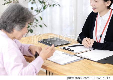 Care manager investigating nursing care insurance certification Body parts Parts cutting Care manager investigating nursing care insurance certification Body parts Parts cutting 113213013