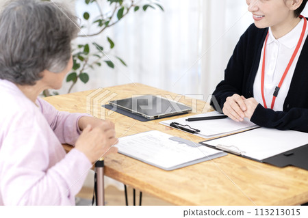 Care manager investigating nursing care insurance certification Body parts Parts cutting Care manager investigating nursing care insurance certification Body parts Parts cutting 113213015