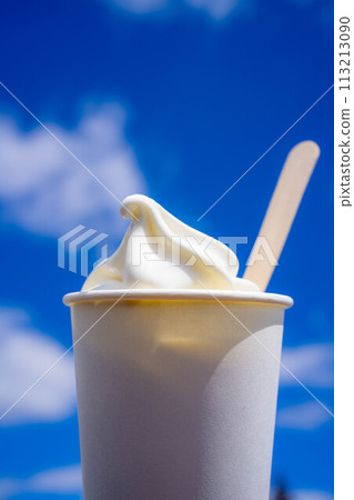 [Food ingredients] Rich soft-serve ice cream and blue sky from the plateau [Nagano Prefecture] 113213090