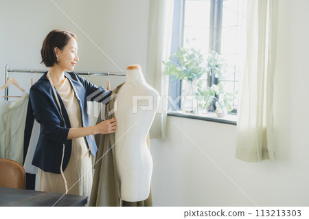 Women working in the apparel industry 113213303