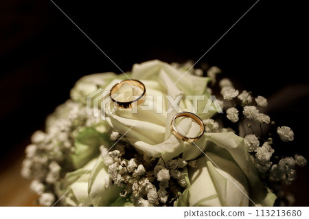 Bride's bouquet of white roses and wedding rings Bride's bouquet of white roses and wedding rings 113213680