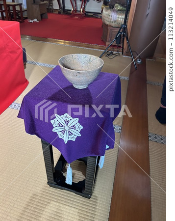 This is a high-quality tea bowl owned by the temple, an Ido tea bowl placed on a purple cloth. 113214049