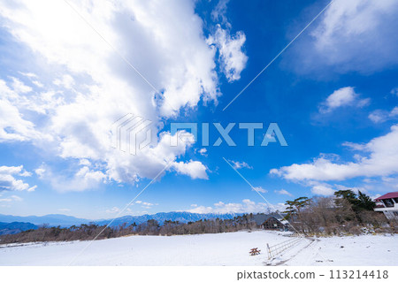 [Blue sky material] Blue sky and clouds of Kiyosato Plateau in winter [Yamanashi Prefecture] 113214418