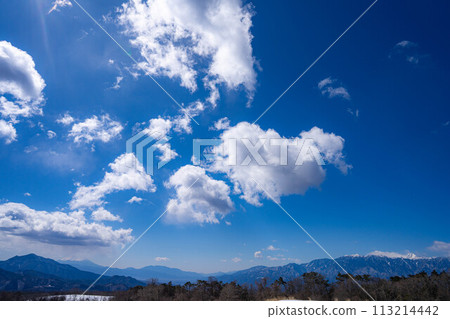 [Blue sky material] Blue sky and clouds of Kiyosato Plateau in winter [Yamanashi Prefecture] 113214442