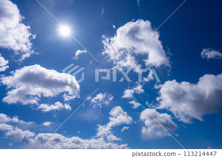 [Blue sky material] Blue sky and clouds of Kiyosato Plateau in winter [Yamanashi Prefecture] 113214447