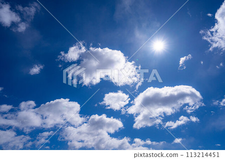 [Blue sky material] Blue sky and clouds of Kiyosato Plateau in winter [Yamanashi Prefecture] 113214451