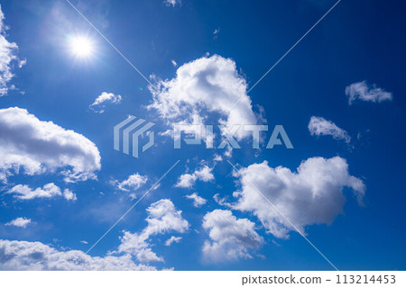 [Blue sky material] Blue sky and clouds of Kiyosato Plateau in winter [Yamanashi Prefecture] 113214453