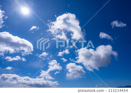 [Blue sky material] Blue sky and clouds of Kiyosato Plateau in winter [Yamanashi Prefecture] 113214454