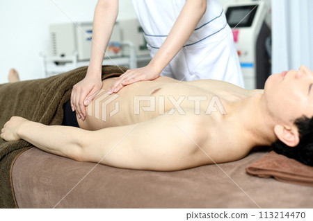 亞洲男子接受腹部減肥按摩 113214470