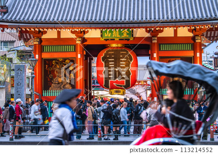 日本東京城市景觀熙熙攘攘的淺草寺和雷門。人力車觀光也很受歡迎...逃離冠狀病毒...走向希望的時代=17日 113214552