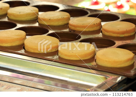 街頭小攤販售新鮮出爐的今川燒街頭甜點 113214763