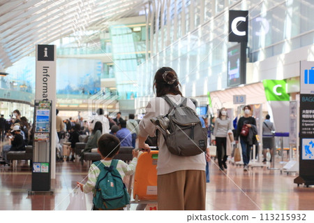家長和孩子前往機場辦理登機手續 家長和孩子前往機場辦理登機手續 113215932