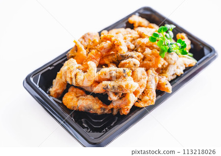 Deep-fried sweet shrimp in a food tray 113218026