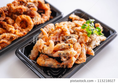 油炸甜蝦放在食物托盤中 油炸甜蝦放在食物托盤中 113218027