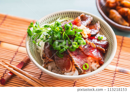 Marinated seared bonito rice bowl Marinated seared bonito rice bowl 113218153
