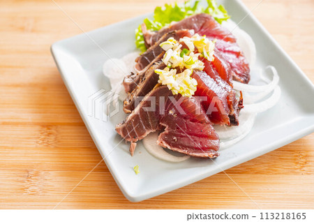 Seared bonito with salt and lemon sauce 113218165