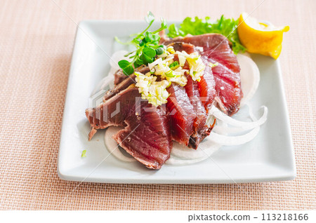 Seared bonito served with salt and lemon 113218166