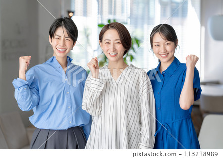 3名女性笑著說 113218989