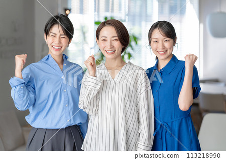 3名女性笑著說 113218990
