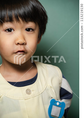 綠色背景和 5 歲幼兒園兒童 綠色背景和 5 歲幼兒園兒童 113219130